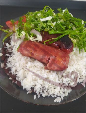 Prato de refeição completa — arroz, feijão e salada