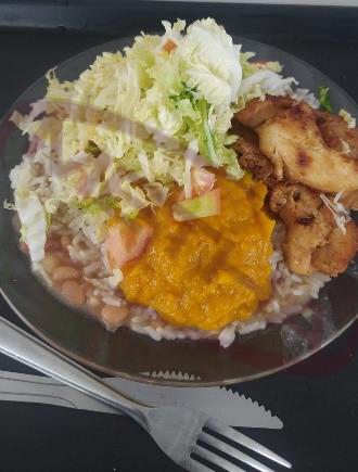 Prato completo com arroz, feijão e legumes