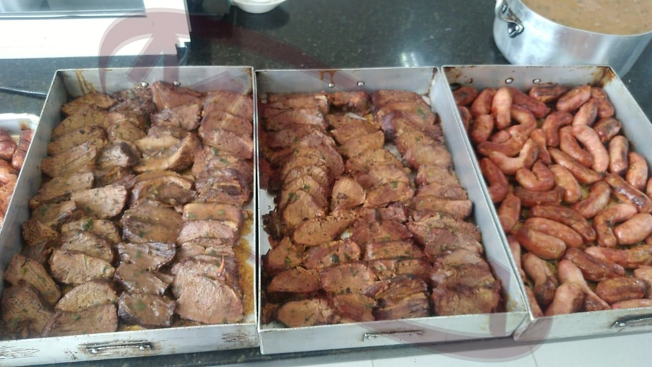 Produção de refeições em panelas industriais