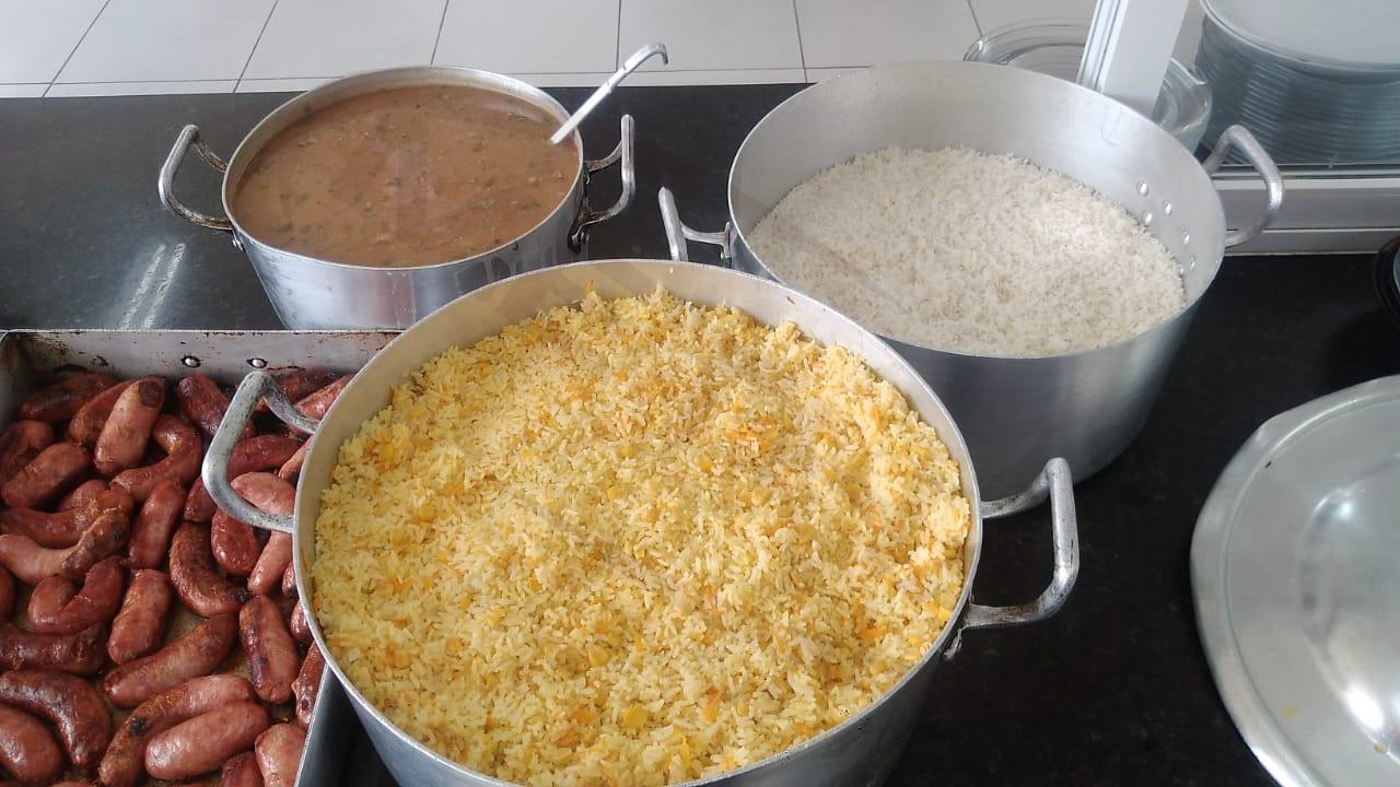 Refeição completa preparada pela Metha — pratos com carnes e acompanhamentos